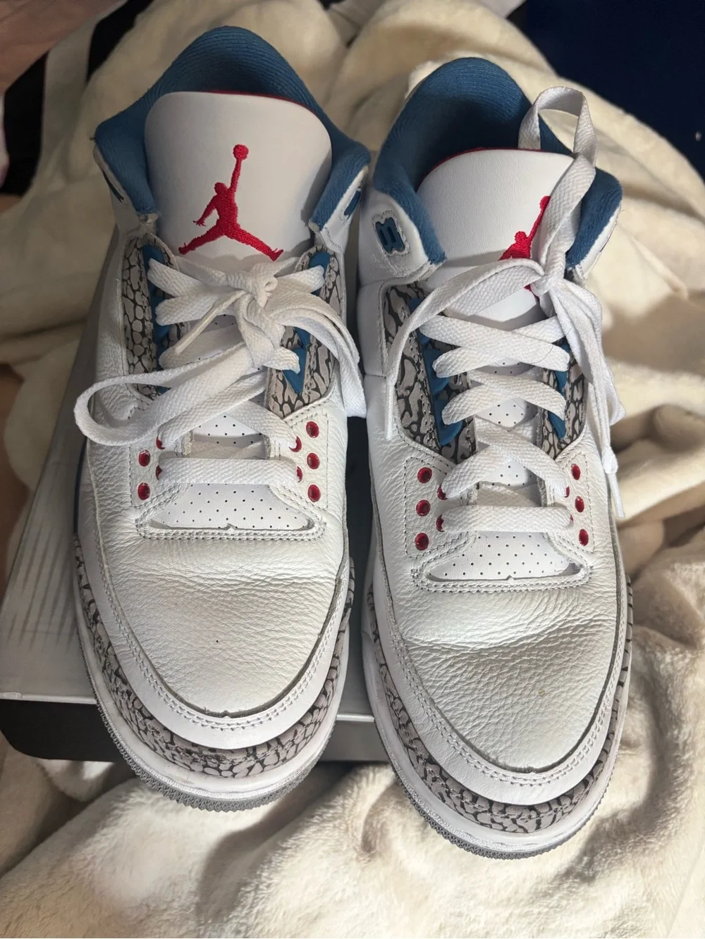 Jordan Men’s White/Blue Retro Athletic Sneakers
